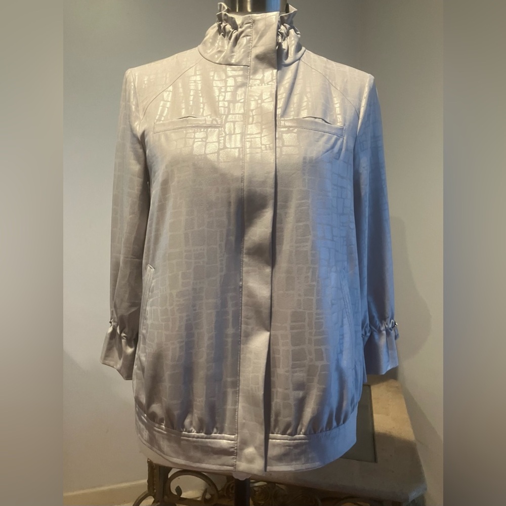 Chico’s Zenergy Silver Zip Jacket Size Small 3/4 Sleeves
